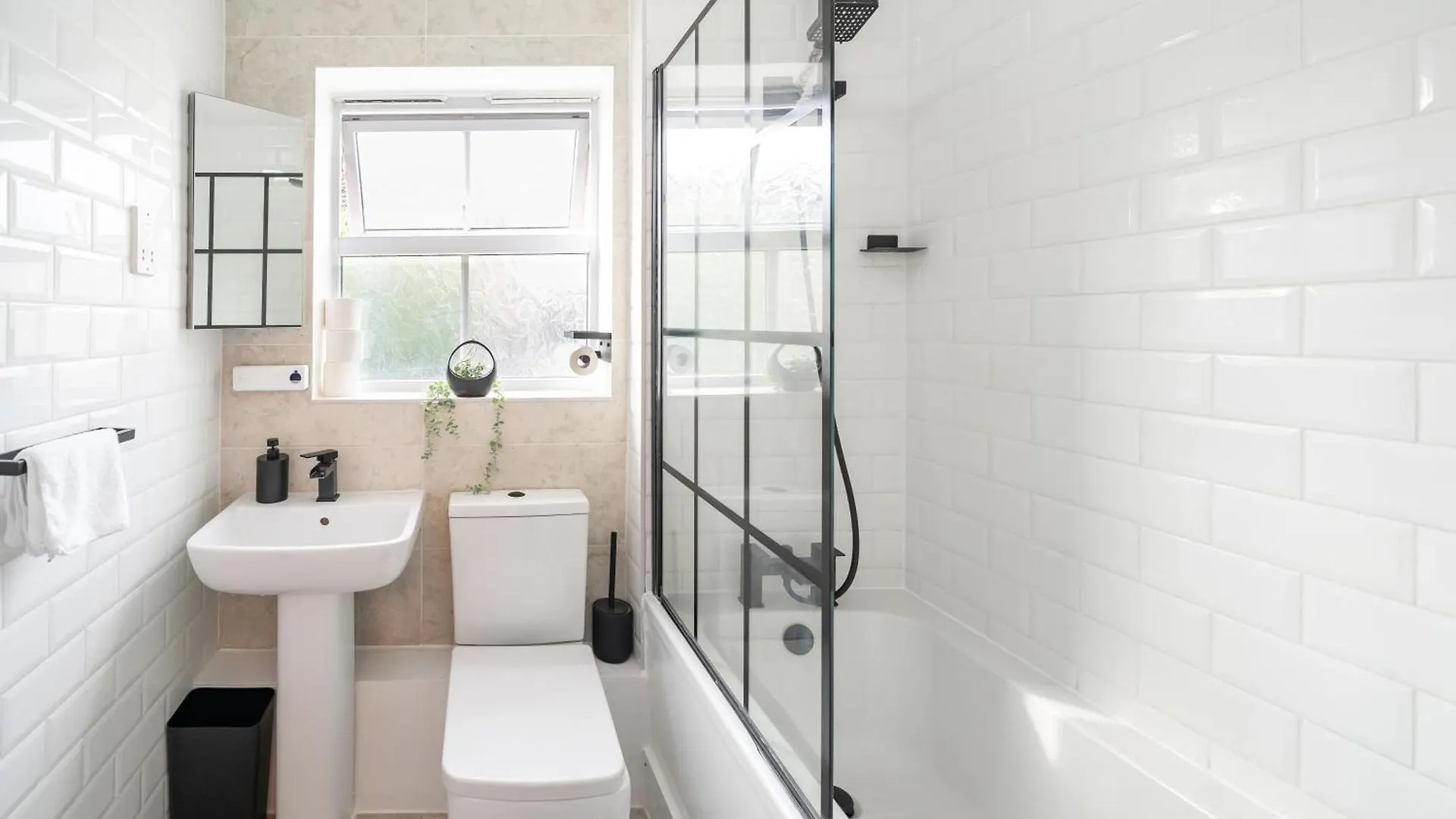 Hébergement de vacances Villa 5 Min To Heathrow & Uxbridge Station With Parking à Hillingdon