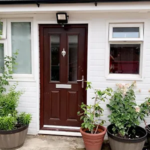 Guest house Mon Repos Heathrow: Cozy With Garden, Netflix & Nearby Amenities, Hillingdon