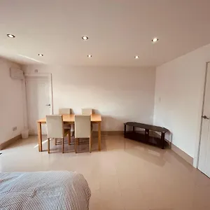 Apartment Large Flat B Near Heathrow, Hillingdon