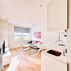 Apartment Luxx & Suites, London Heathrow Airport, Terminal 4, Piccadilly Underground Train Station Nearby!, Hillingdon