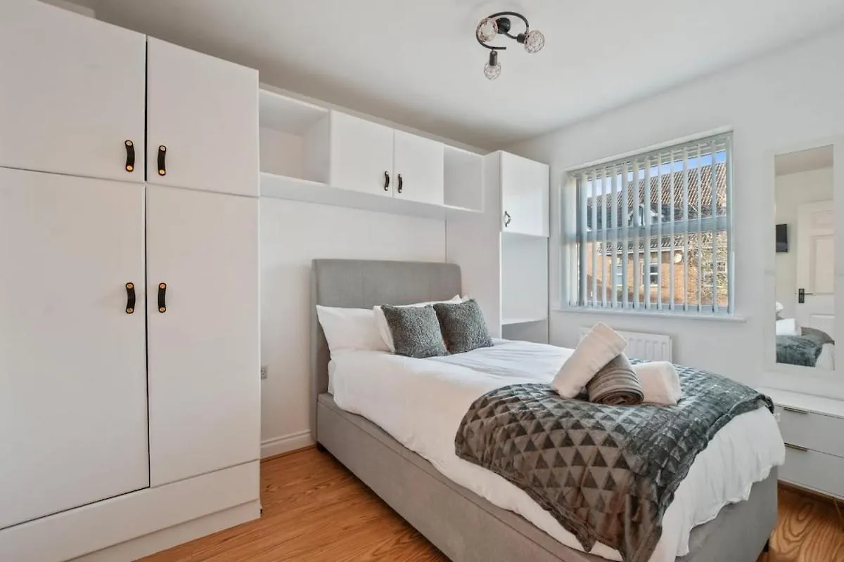 5 Min To Heathrow & Uxbridge Station With Parking Villa Hillingdon Holiday home