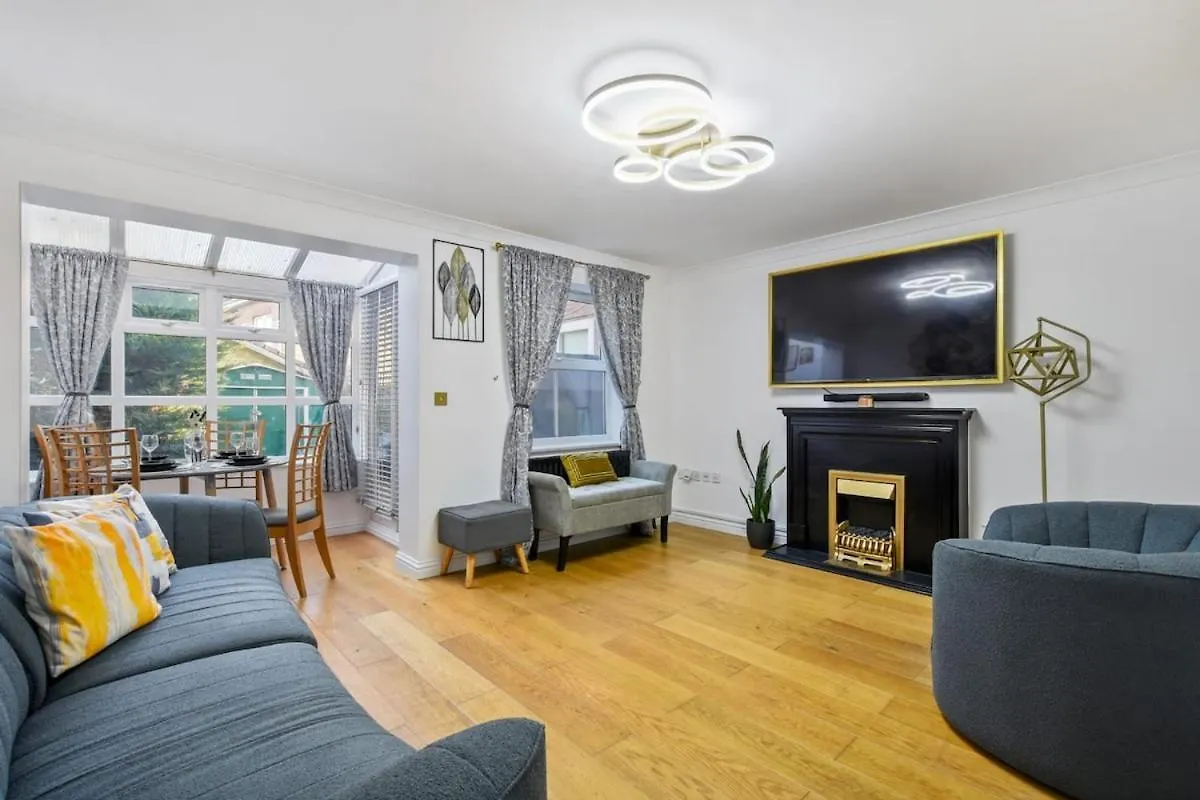 5 Min To Heathrow & Uxbridge Station With Parking contacts