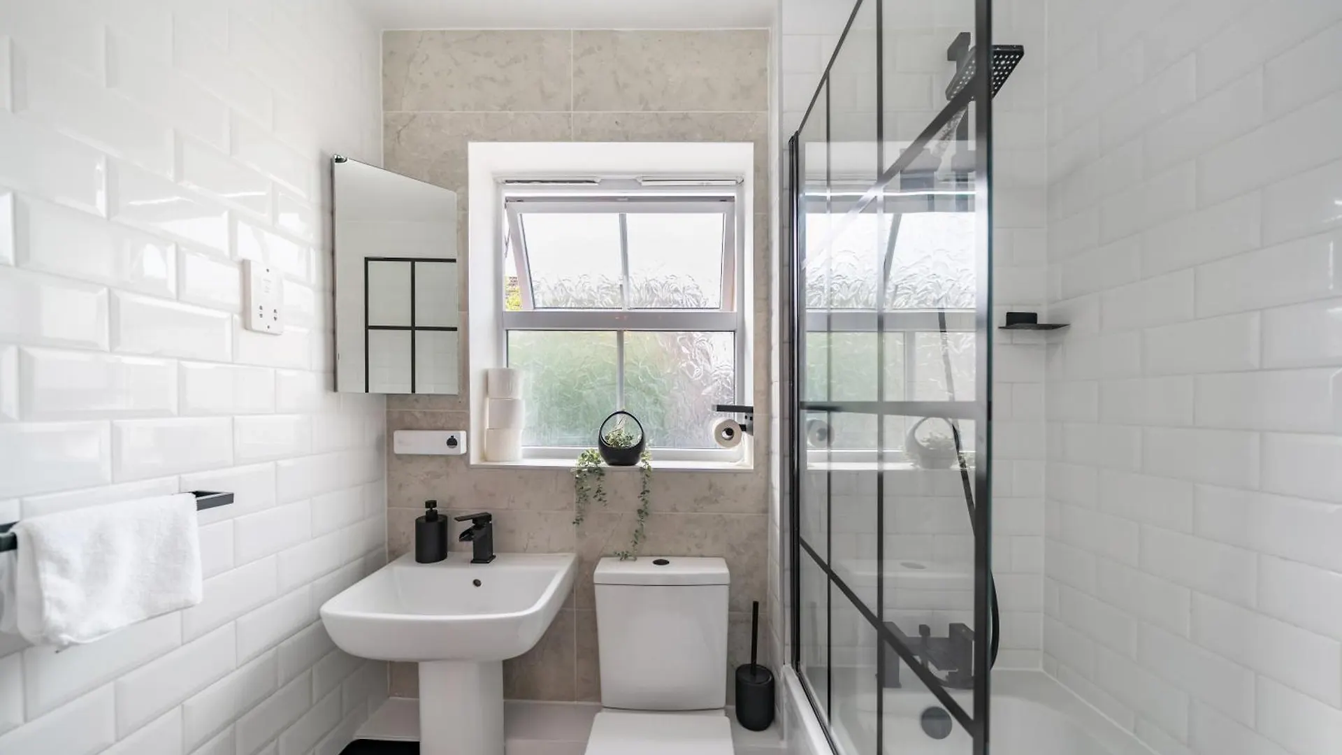 5 Min To Heathrow & Uxbridge Station With Parking Villa Hillingdon United Kingdom