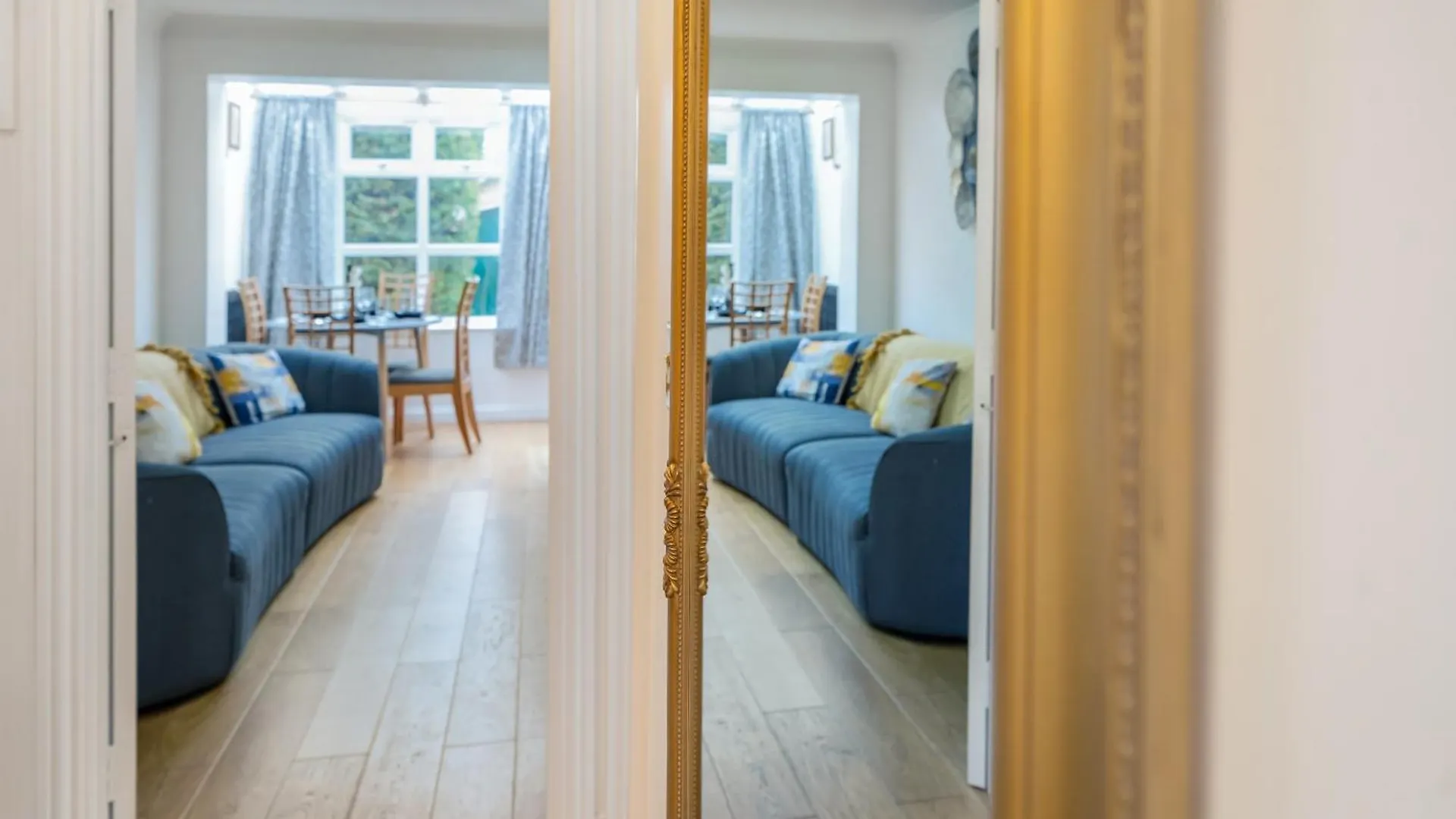 Holiday home 5 Min To Heathrow & Uxbridge Station With Parking Villa Hillingdon