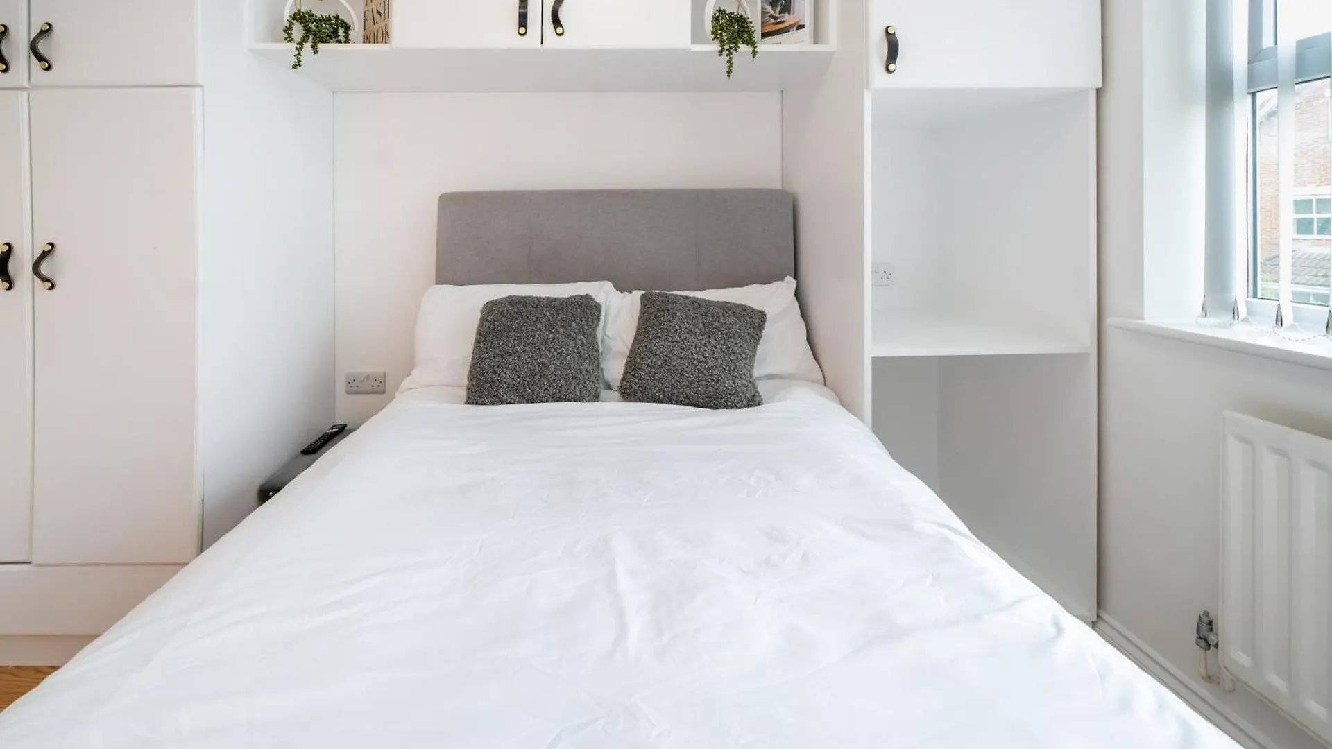 5 Min To Heathrow & Uxbridge Station With Parking Villa Hillingdon