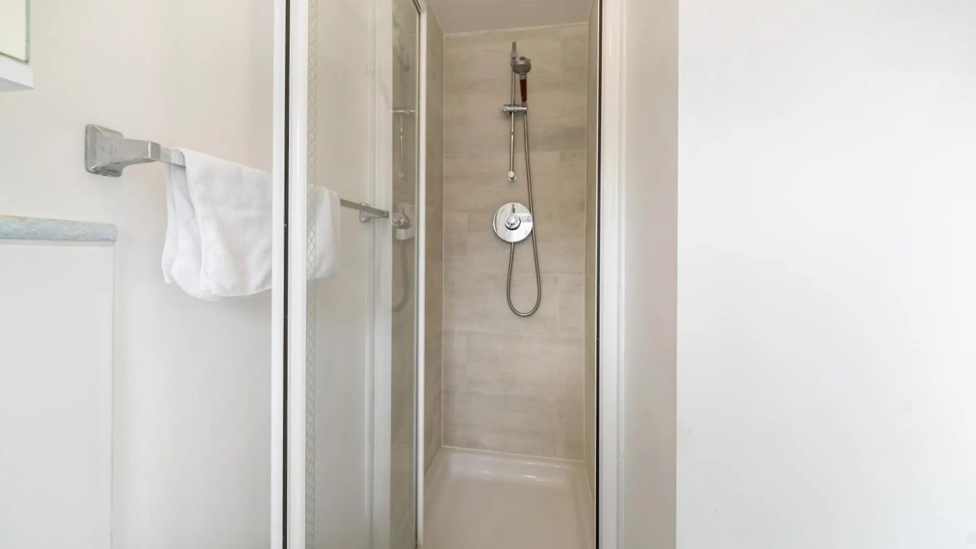 5 Min To Heathrow & Uxbridge Station With Parking Villa Hillingdon