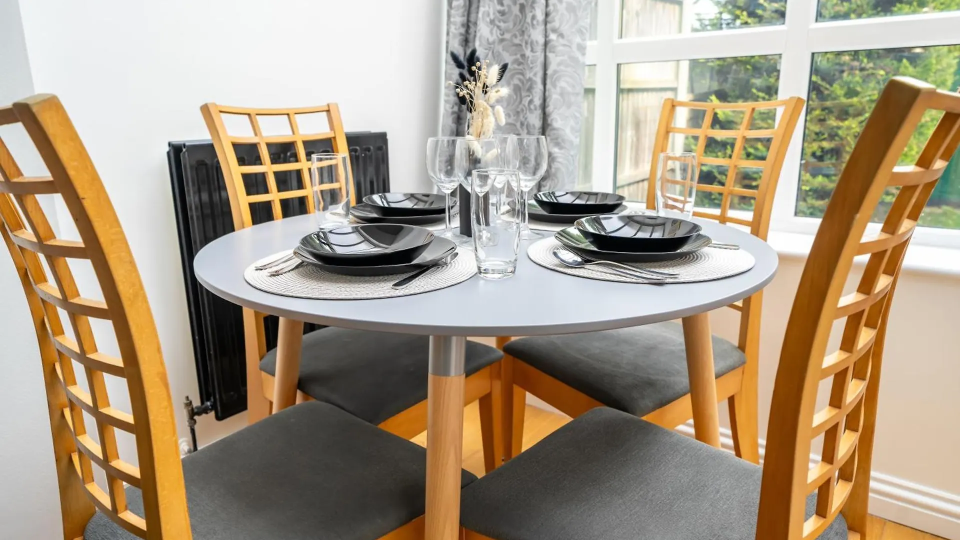 5 Min To Heathrow & Uxbridge Station With Parking Villa Hillingdon Holiday home