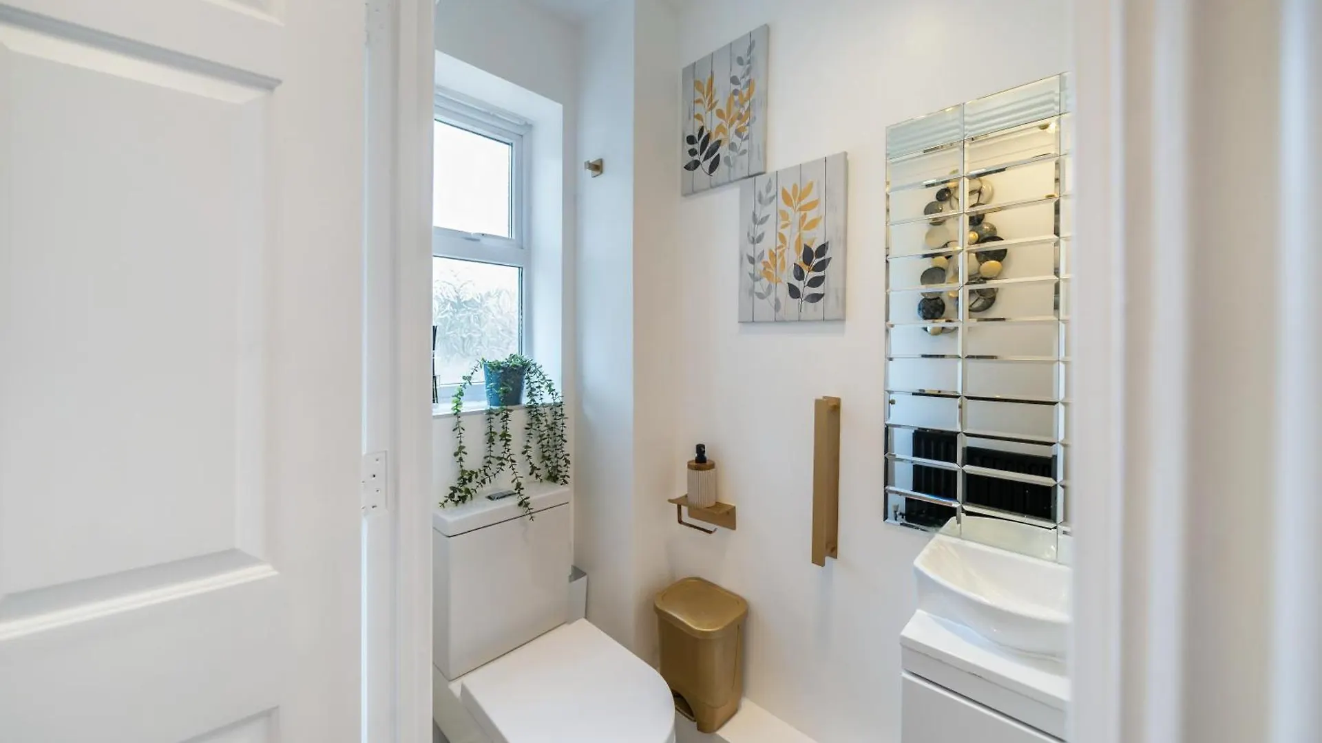 5 Min To Heathrow & Uxbridge Station With Parking Villa Hillingdon Holiday home
